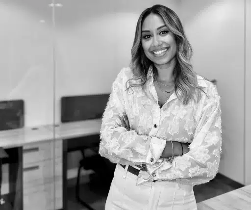 Hana qui sourit à ses clients et dirige son agence immobilière francophone à Dubaï